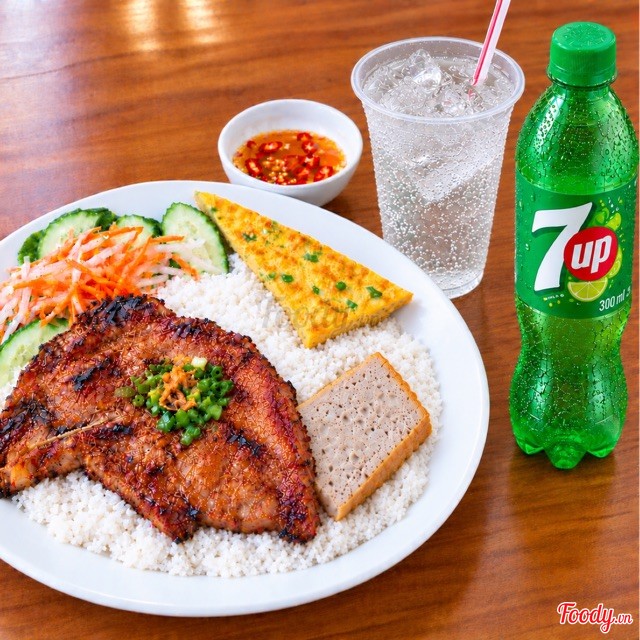ข้าวหัก + หมูย่าง + ไข่ตุ๋นหมูสับ + ไข่เจียว + เซเว่นอัพ ขวด 300 มล.