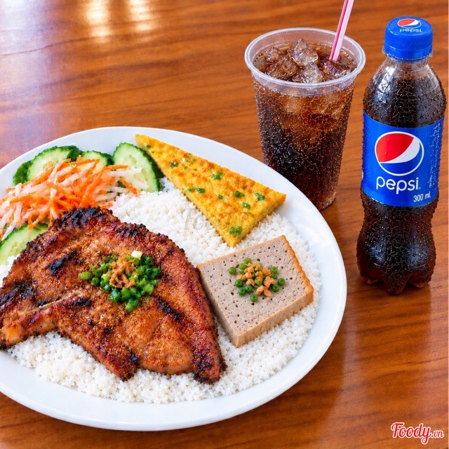 ข้าวหัก + หมูย่าง + ไข่ตุ๋นหมูสับ + ไข่เจียว + เป๊ปซี่