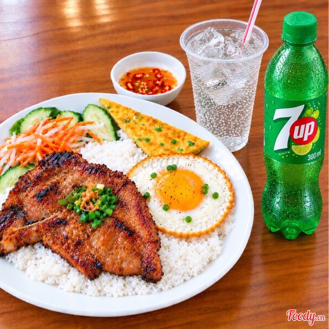 ข้าวหัก + หมูย่าง + ไข่ดาว + ไข่เจียว + เซเว่นอัพ ขวด 300 มล.