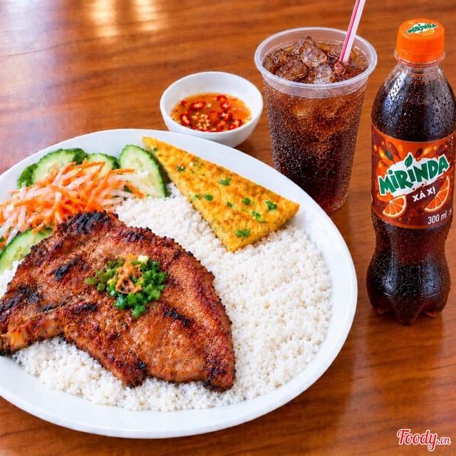 ข้าวหัก + หมูย่าง + ไข่เจียว + มิรินด้า ซาสี่ ขวด 300 มล.