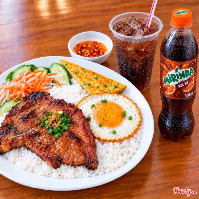 ข้าวหัก + หมูย่าง + ไข่ดาว + ไข่เจียว + มิรินด้า ซาสี่ ขวด 300 มล.