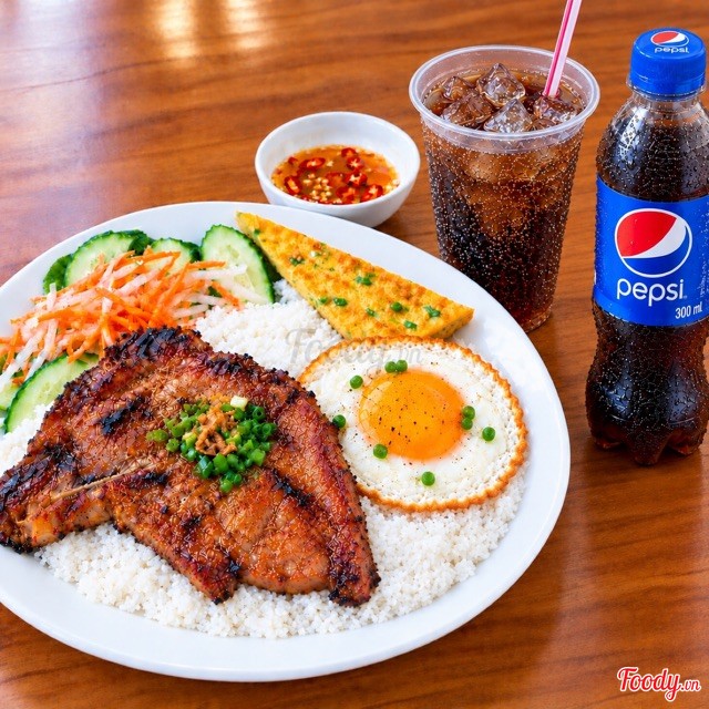 ข้าวหัก + หมูย่าง + ไข่ดาว + ไข่เจียว + เป๊ปซี่