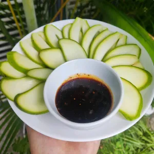Xoài bao tử chấm sốt "thần thánh"