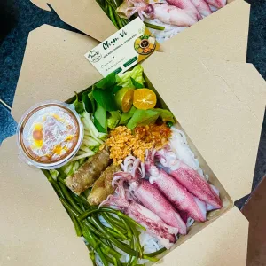 ก๋วยเตี๋ยวปลาหมึกซอสสะเต๊ะ