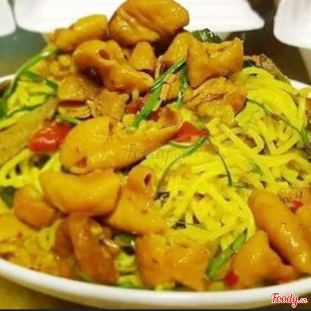 Рисовая лапша с потрохами и куркумой
