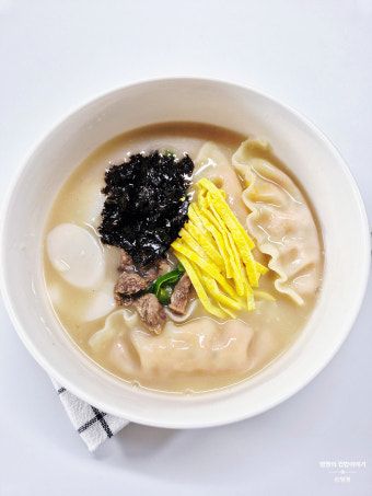 Canh bánh gạo và há cảo