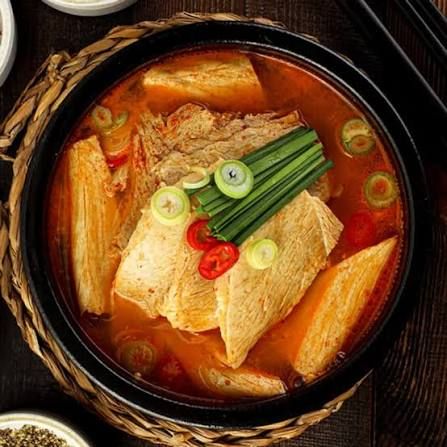 Cơm chan canh thịt heo (cay)