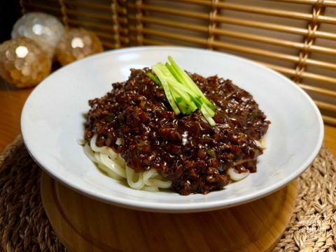 Mì tương đen thịt băm