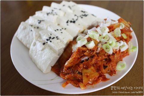 Đậu hũ ăn kèm kim chi