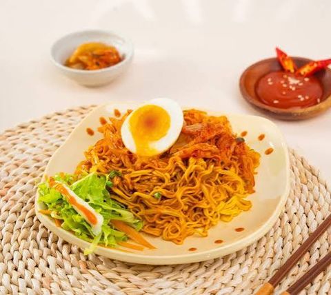 Mì trộn kimchi