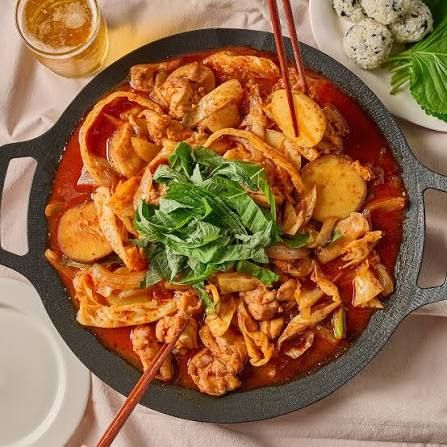 Gà xào cay (Dak-galbi)