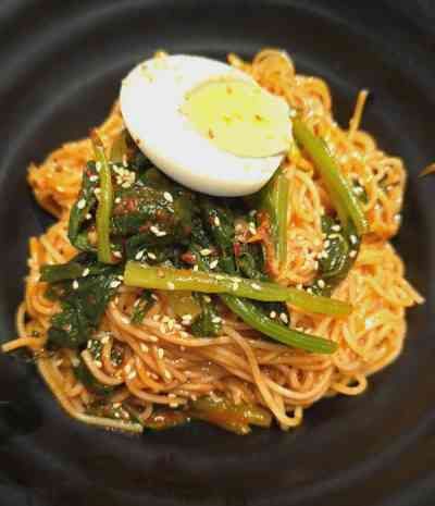 Mì trộn kimchi cải củ non