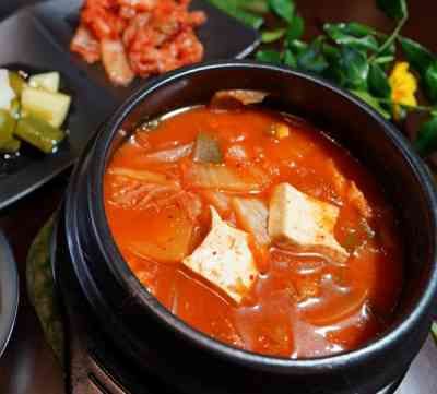 Canh kimchi (Kimchi Jjigae)
