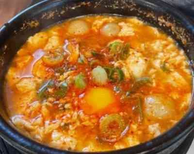 Canh đậu hũ non hải sản (Sundubu)