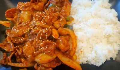 Cơm thịt heo xào cay (Jeyuk)