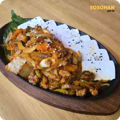 Thịt heo xào kim chi ăn kèm đậu phụ