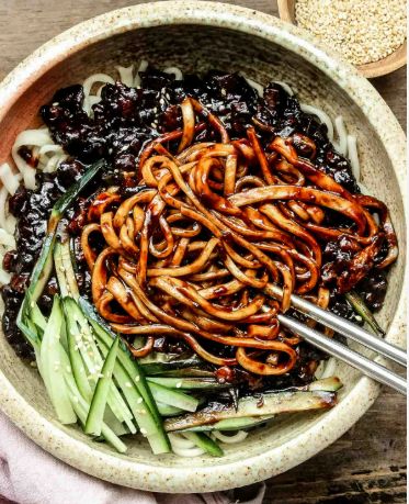Mì tương đen (Jajangmyeon)