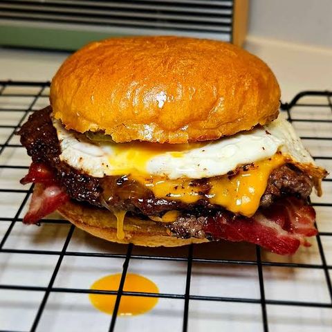 Burger Thịt Xông Khói Trứng Phô Mai