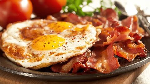 Burger Trứng Thịt Xông Khói + Khoai Tây Chiên + Nước Ép Cà Chua