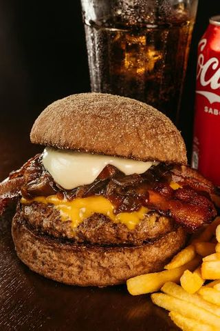 Burger Phô Mai + Khoai Tây Chiên + Cola