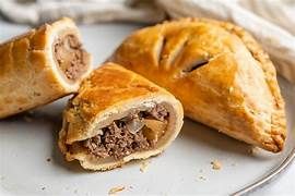 Bánh pasty Cornwall (nhân thịt và rau củ)
