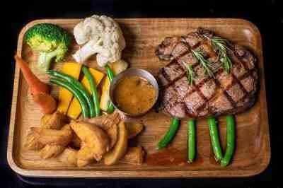 Bò Úc Nướng Kèm Sốt