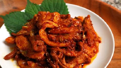 Một đĩa thịt ba chỉ xào cay