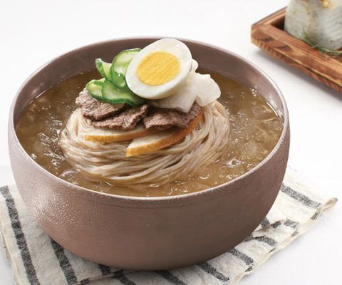 Mì lạnh trộn cay với kim chi củ cải non (yeolmu)