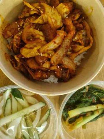 Thịt ba chỉ xào cay và thịt heo chiên xù (cơm hộp nam)