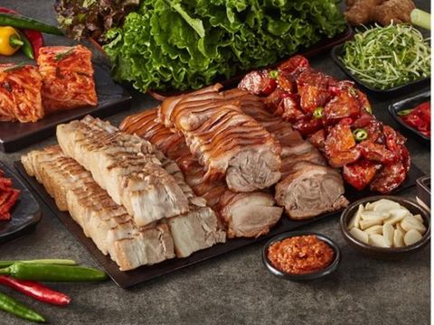 Chân giò heo (nhỏ) + Bossam (nhỏ) + Makguksu cho 2 + phần kèm (mì ly + canh kimchi + 6 món phụ)