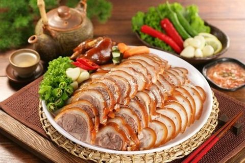 Chân giò heo (nhỏ) + Bossam (nhỏ) + phần kèm (mì ly + canh kimchi + 6 món phụ)