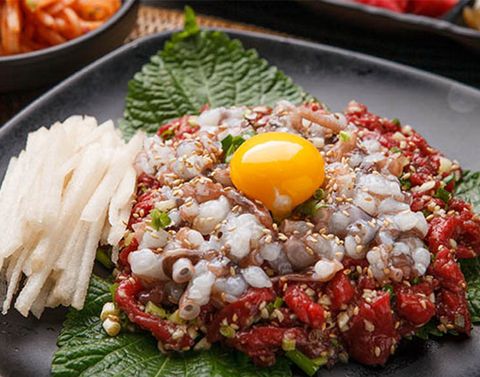 Yukhoe (bò sống) với rau cần nước