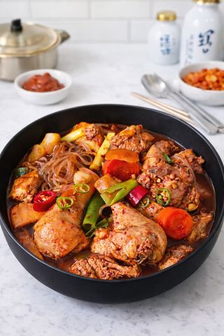 Gà om cay Dakbokkeumtang (3–4 người) + 2 bát cơm