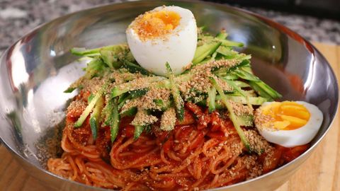 Bibim makguksu (mì kiều mạch trộn cay)