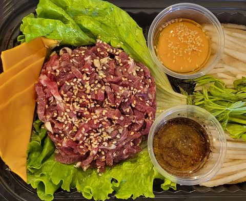 Yukhoe (bò sống trộn) với rau cần
