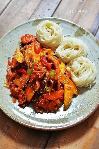 Ốc xào cùng mì somen
