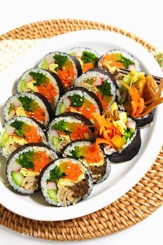 Gimbap (cơm cuộn rong biển)