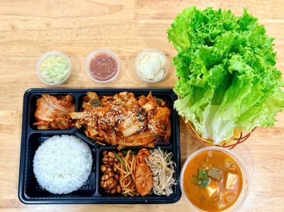 Thịt heo xào cay (cơm hộp)