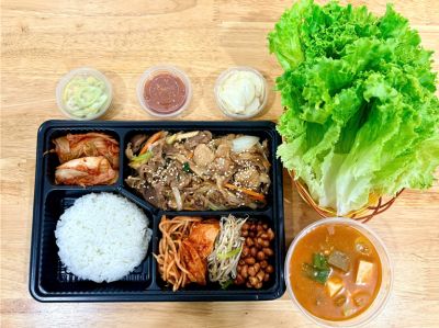 Cơm thịt heo xào (hộp cơm)