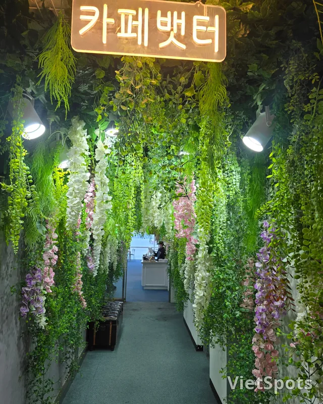 คาเฟ่ 1 ที่มีวิวทะเลสวยงามผ่านหน้าต่างบานใหญ่