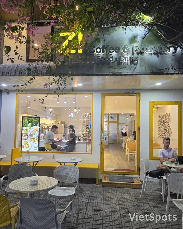 ร้านกาแฟเงียบสงบบนถนนนักท่องเที่ยวอันเทือง