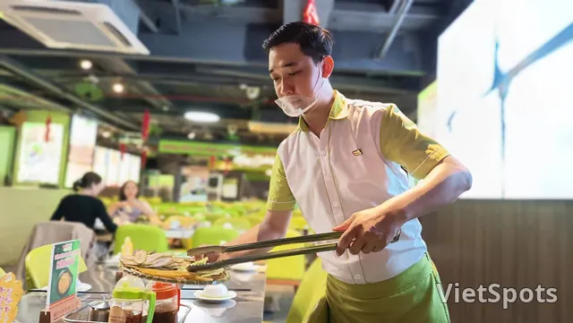 🥢 ダナンに来てバインチャンクオンティットヘオ（豚肉の生春巻き）を食べなきゃ、完璧な旅とは言えない！😍