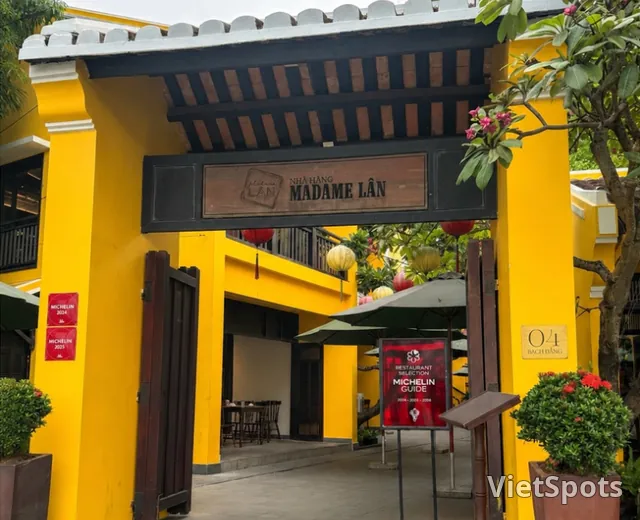 在峴港海灘散步後找到的「Madame Lan」，氛圍很棒又幹淨整潔的越南菜美食店 🌿🍜