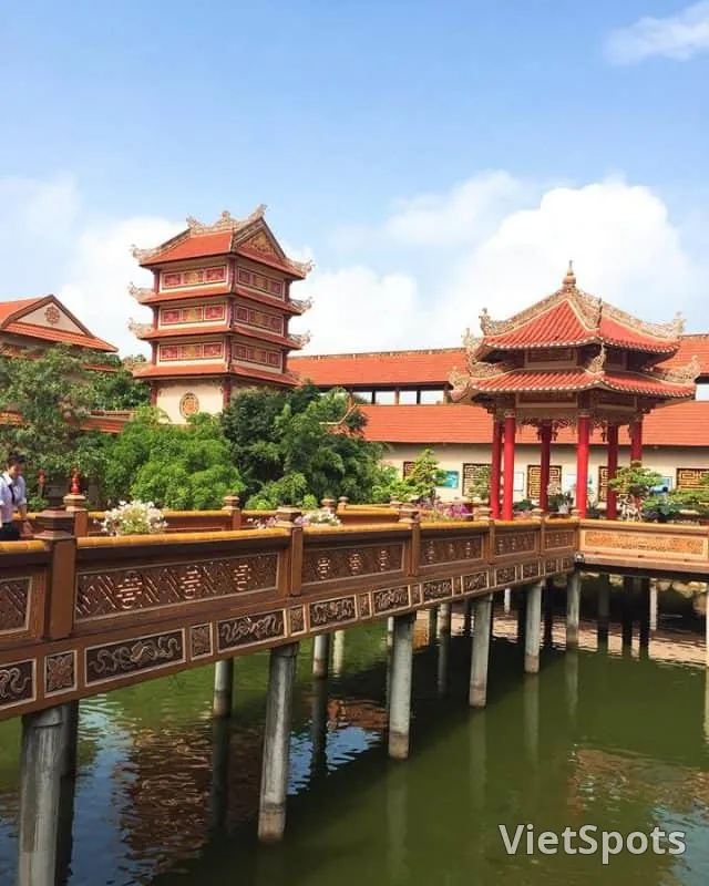 迷失在峴港市中心那座古色古香的皇城之中——南山寺 🏯 雲霧繚繞