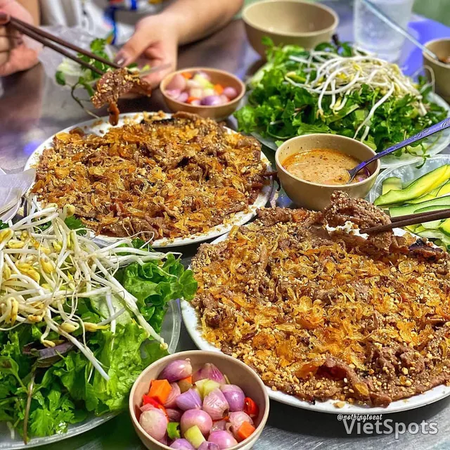 Lẩu Bò Sáu Hưng – Lẩu bò được nói đến nhiều nhất ở Đà Nẵng, quán yêu thích của người dân địa phương trên đường Ngô Quyền