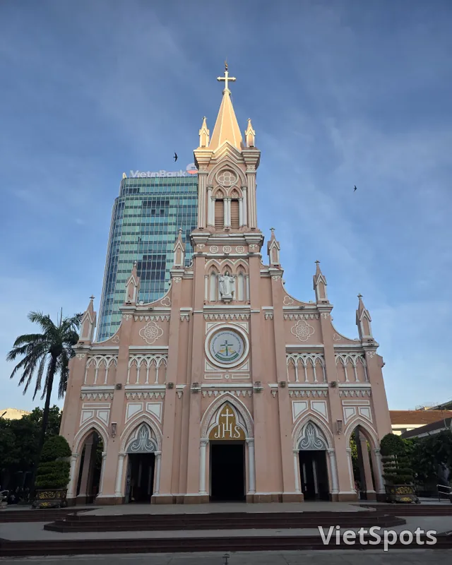 Nhà thờ màu hồng gặp lúc bình minh