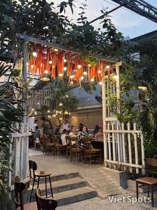 Độc Mộc Buffet – Nhà hàng buffet hải sản nướng BBQ và lẩu kiểu sân vườn đầu tiên ở Đà Nẵng, được đánh giá 4.7 sao từ hơn 3.400 bình luận
