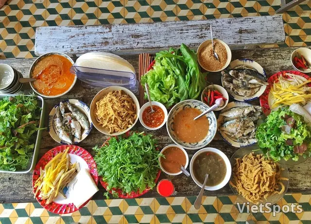 Gỏi Cá Thanh Hương – Salad cá sống huyền thoại của Nam Ô, được phục vụ bên bờ nước ở Đà Nẵng