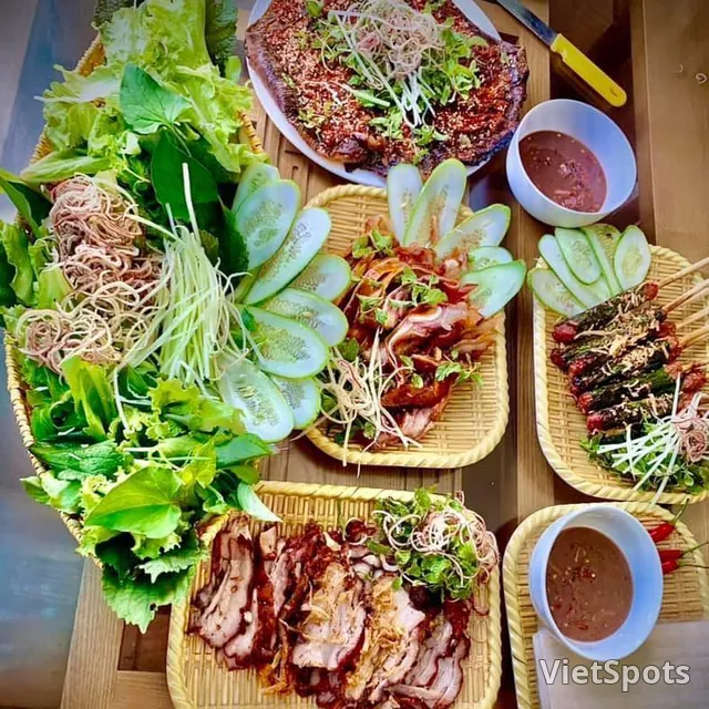 Làng Nướng Bé Hạnh – Thịt heo nướng than cuốn bánh tráng, một quán ăn địa phương đông khách trên đường Lê Thanh Nghị