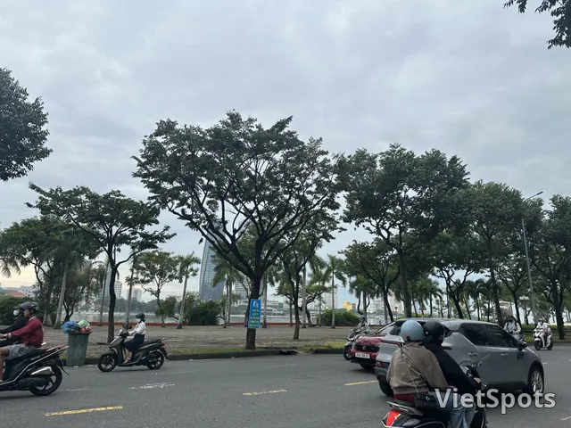 ดานังวันนี้: ท้องฟ้าสีเทาเงิน เย็นสบาย แถมได้เดินเล่นชิลๆ ไปตามถนน ☁️🛵
